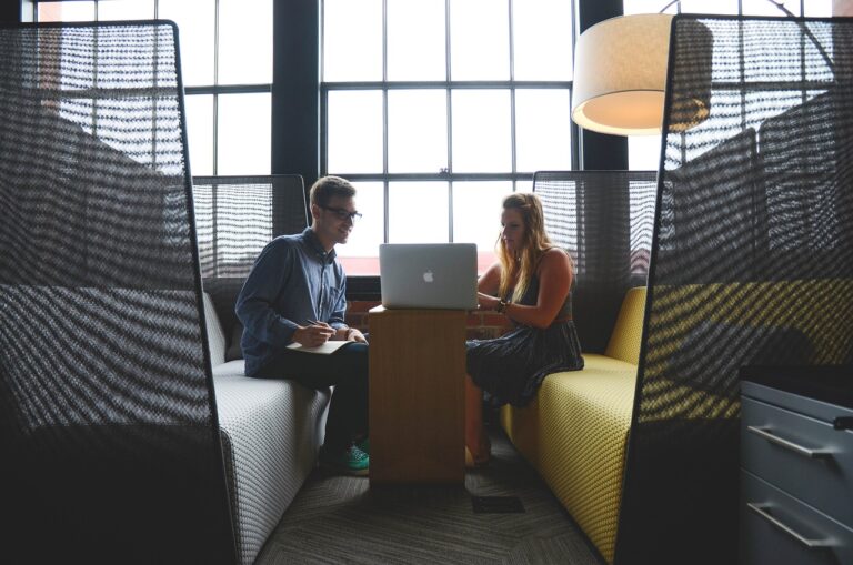 Image illustrant un entrepreneur travaillant sur un business plan, entouré de graphiques et de documents, reflétant les outils pour lancer et gérer son entreprise.